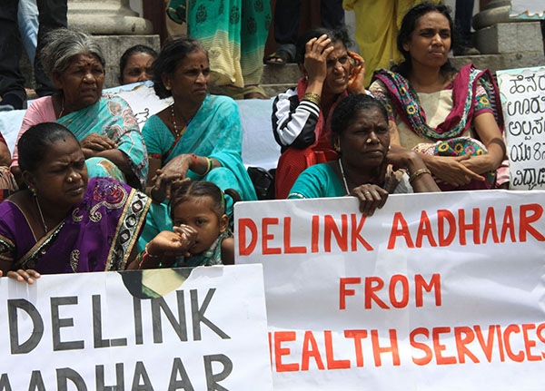 ಬೆಂಗಳೂರು : ಆಧಾರ್ ಕಡ್ಡಾಯ ಖಂಡಿಸಿ ಪ್ರತಿಭಟನೆ